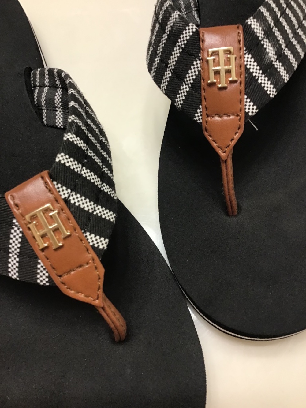 TOMMY HILFIGER BLACK/WHITE STRIPED THONG SANDALS WOMENS - Picture 2 of 9